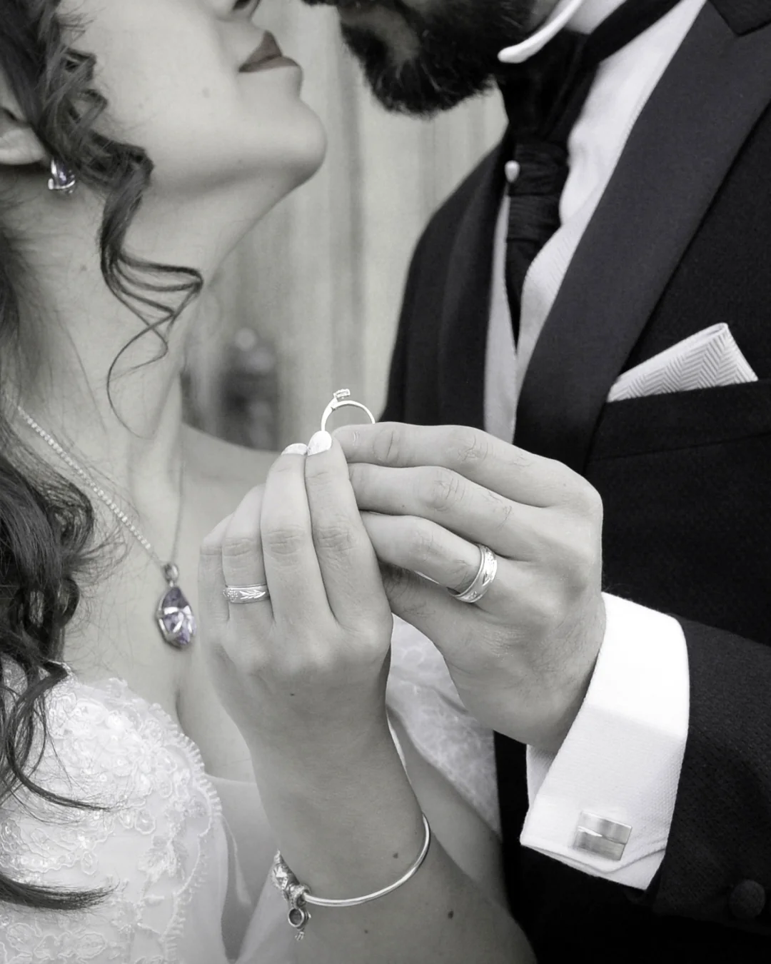 Detalle de anillos de boda fotografiado por Aries Dozal